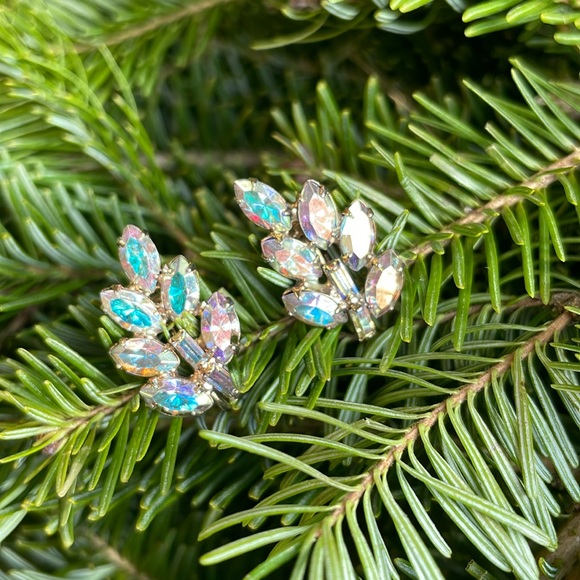 VINTAGE AB RHINESTONE CLIP EARRINGS ELEGANT LEAF DESIGN - Picture 1 of 4